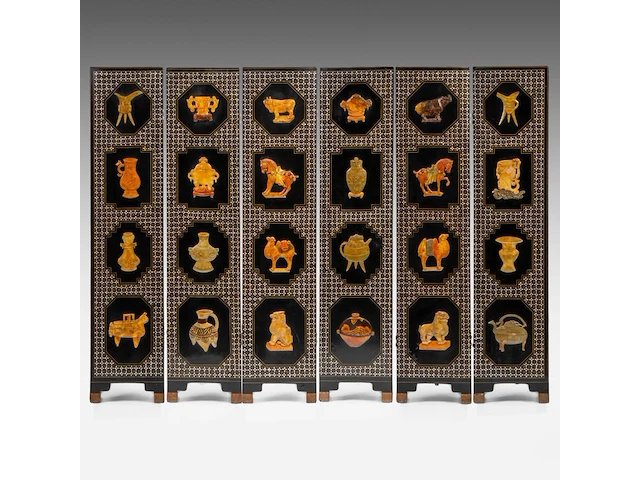 A chinese six-panel 'antiquities' chamber screen, 20thc/vintage, 40 x 183,3 cm (each panel) - afbeelding 1 van  13