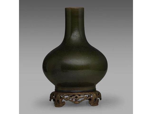 A chinese tea-dust glazed bottle vase, marked guangxu and of the period, fixed on a bronze base, total h 36 cm - afbeelding 1 van  6