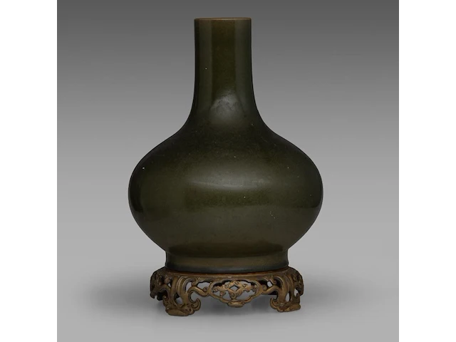 A chinese tea-dust glazed bottle vase, marked guangxu and of the period, fixed on a bronze base, total h 36 cm - afbeelding 2 van  6
