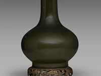 A chinese tea-dust glazed bottle vase, marked guangxu and of the period, fixed on a bronze base, total h 36 cm - afbeelding 2 van  6