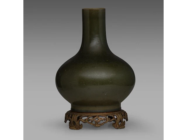 A chinese tea-dust glazed bottle vase, marked guangxu and of the period, fixed on a bronze base, total h 36 cm - afbeelding 3 van  6