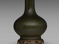 A chinese tea-dust glazed bottle vase, marked guangxu and of the period, fixed on a bronze base, total h 36 cm - afbeelding 3 van  6