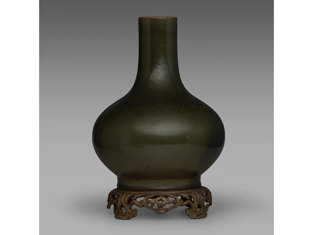 A chinese tea-dust glazed bottle vase, marked guangxu and of the period, fixed on a bronze base, total h 36 cm - afbeelding 4 van  6