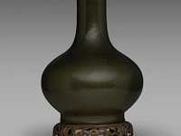 A chinese tea-dust glazed bottle vase, marked guangxu and of the period, fixed on a bronze base, total h 36 cm - afbeelding 4 van  6