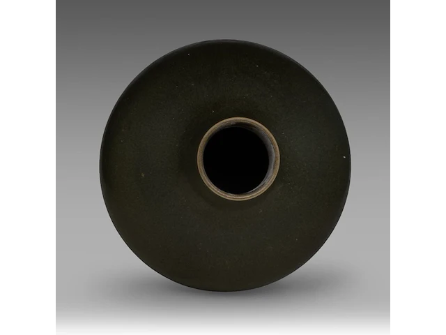 A chinese tea-dust glazed bottle vase, marked guangxu and of the period, fixed on a bronze base, total h 36 cm - afbeelding 5 van  6