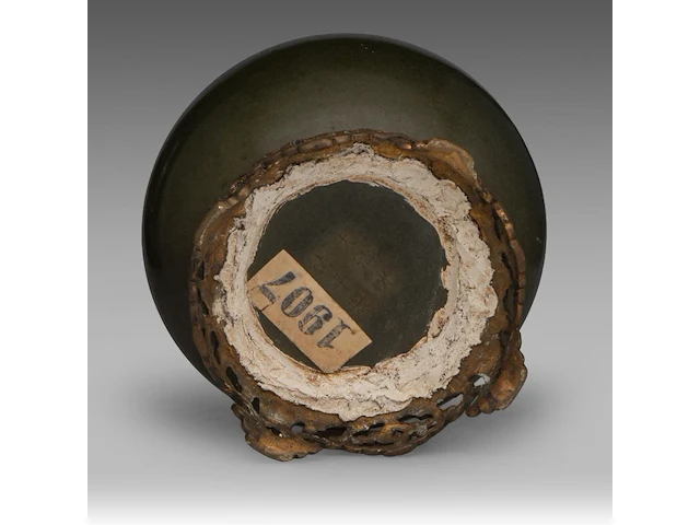 A chinese tea-dust glazed bottle vase, marked guangxu and of the period, fixed on a bronze base, total h 36 cm - afbeelding 6 van  6