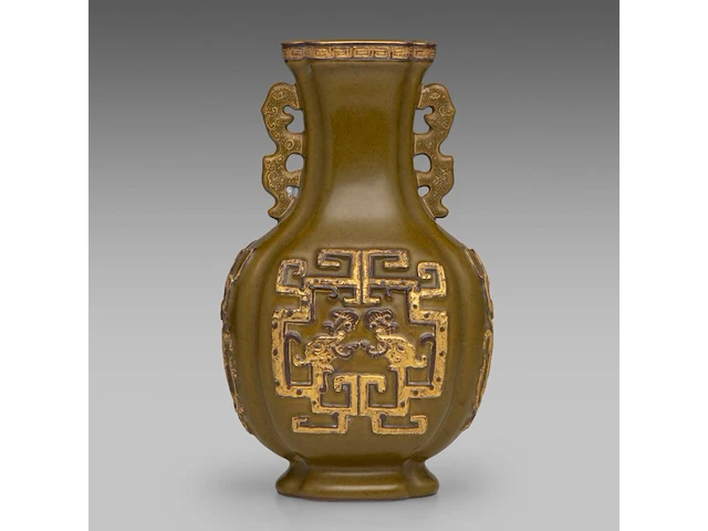 A chinese tea-dust 'kui dragon' quatrefoil fanghu vase, paired with stylised dragon handles, with a qianlong mark, h 17,5 cm - afbeelding 1 van  7