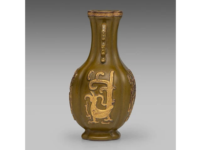 A chinese tea-dust 'kui dragon' quatrefoil fanghu vase, paired with stylised dragon handles, with a qianlong mark, h 17,5 cm - afbeelding 2 van  7
