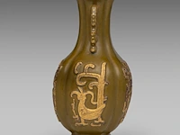 A chinese tea-dust 'kui dragon' quatrefoil fanghu vase, paired with stylised dragon handles, with a qianlong mark, h 17,5 cm - afbeelding 2 van  7