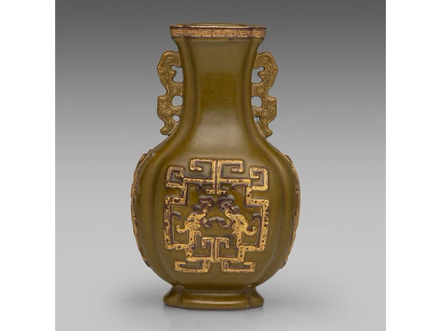 A chinese tea-dust 'kui dragon' quatrefoil fanghu vase, paired with stylised dragon handles, with a qianlong mark, h 17,5 cm - afbeelding 3 van  7