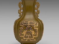 A chinese tea-dust 'kui dragon' quatrefoil fanghu vase, paired with stylised dragon handles, with a qianlong mark, h 17,5 cm - afbeelding 3 van  7