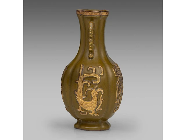 A chinese tea-dust 'kui dragon' quatrefoil fanghu vase, paired with stylised dragon handles, with a qianlong mark, h 17,5 cm - afbeelding 4 van  7