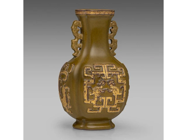 A chinese tea-dust 'kui dragon' quatrefoil fanghu vase, paired with stylised dragon handles, with a qianlong mark, h 17,5 cm - afbeelding 5 van  7