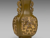 A chinese tea-dust 'kui dragon' quatrefoil fanghu vase, paired with stylised dragon handles, with a qianlong mark, h 17,5 cm - afbeelding 5 van  7