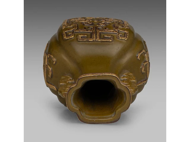 A chinese tea-dust 'kui dragon' quatrefoil fanghu vase, paired with stylised dragon handles, with a qianlong mark, h 17,5 cm - afbeelding 6 van  7
