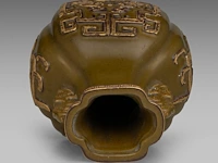 A chinese tea-dust 'kui dragon' quatrefoil fanghu vase, paired with stylised dragon handles, with a qianlong mark, h 17,5 cm - afbeelding 6 van  7