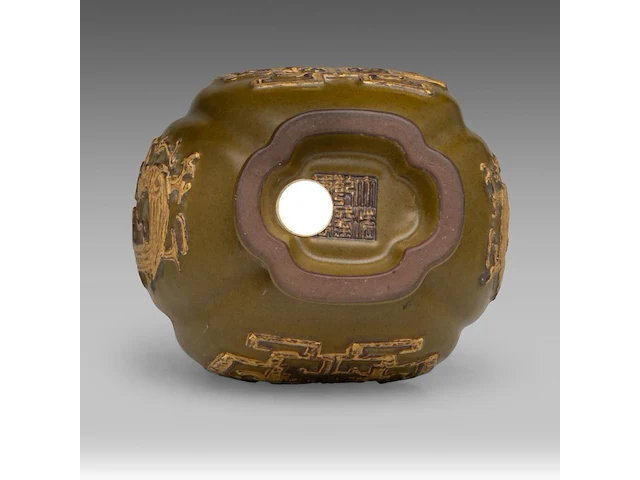 A chinese tea-dust 'kui dragon' quatrefoil fanghu vase, paired with stylised dragon handles, with a qianlong mark, h 17,5 cm - afbeelding 7 van  7