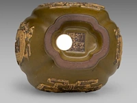 A chinese tea-dust 'kui dragon' quatrefoil fanghu vase, paired with stylised dragon handles, with a qianlong mark, h 17,5 cm - afbeelding 7 van  7