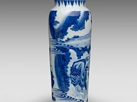 A chinese transitional blue and white 'daoists in the mountains' sleeve vase, h 47,5 cm - afbeelding 2 van  6