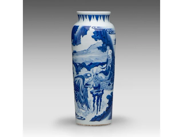 A chinese transitional blue and white 'daoists in the mountains' sleeve vase, h 47,5 cm - afbeelding 3 van  6