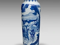A chinese transitional blue and white 'daoists in the mountains' sleeve vase, h 47,5 cm - afbeelding 3 van  6