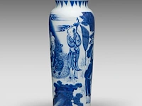A chinese transitional blue and white 'daoists in the mountains' sleeve vase, h 47,5 cm - afbeelding 4 van  6