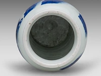 A chinese transitional blue and white 'daoists in the mountains' sleeve vase, h 47,5 cm - afbeelding 5 van  6