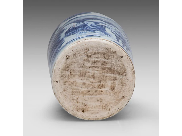 A chinese transitional blue and white 'daoists in the mountains' sleeve vase, h 47,5 cm - afbeelding 6 van  6
