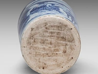 A chinese transitional blue and white 'daoists in the mountains' sleeve vase, h 47,5 cm - afbeelding 6 van  6