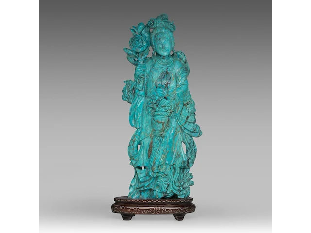 A chinese turquoise carving of a female immortal, fixed on a wooden base, total h 31,5 cm - total weight about 1270g - afbeelding 1 van  8