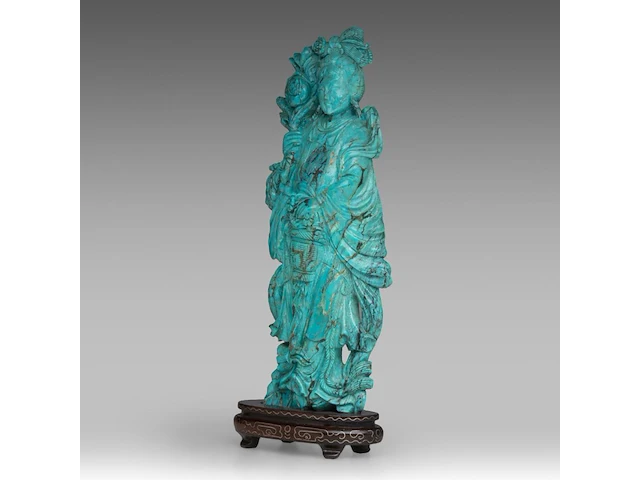 A chinese turquoise carving of a female immortal, fixed on a wooden base, total h 31,5 cm - total weight about 1270g - afbeelding 2 van  8