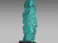 A chinese turquoise carving of a female immortal, fixed on a wooden base, total h 31,5 cm - total weight about 1270g - afbeelding 2 van  8