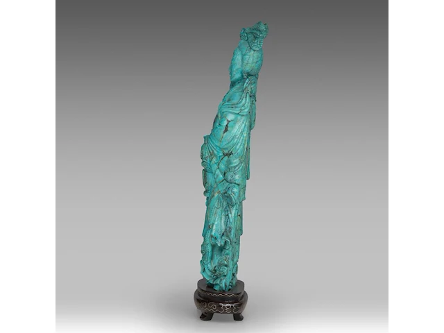 A chinese turquoise carving of a female immortal, fixed on a wooden base, total h 31,5 cm - total weight about 1270g - afbeelding 3 van  8