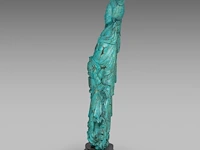 A chinese turquoise carving of a female immortal, fixed on a wooden base, total h 31,5 cm - total weight about 1270g - afbeelding 3 van  8