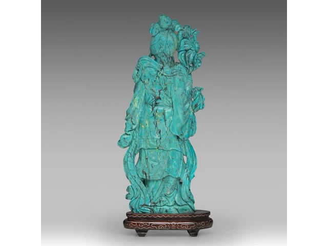 A chinese turquoise carving of a female immortal, fixed on a wooden base, total h 31,5 cm - total weight about 1270g - afbeelding 4 van  8