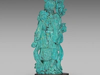 A chinese turquoise carving of a female immortal, fixed on a wooden base, total h 31,5 cm - total weight about 1270g - afbeelding 4 van  8