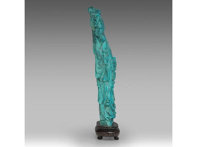 A chinese turquoise carving of a female immortal, fixed on a wooden base, total h 31,5 cm - total weight about 1270g - afbeelding 5 van  8