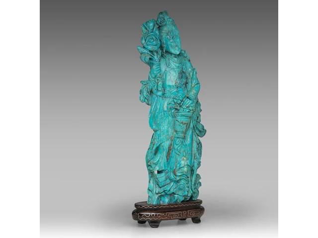 A chinese turquoise carving of a female immortal, fixed on a wooden base, total h 31,5 cm - total weight about 1270g - afbeelding 6 van  8