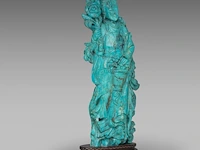 A chinese turquoise carving of a female immortal, fixed on a wooden base, total h 31,5 cm - total weight about 1270g - afbeelding 6 van  8