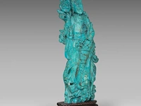 A chinese turquoise carving of a female immortal, fixed on a wooden base, total h 31,5 cm - total weight about 1270g - afbeelding 7 van  8