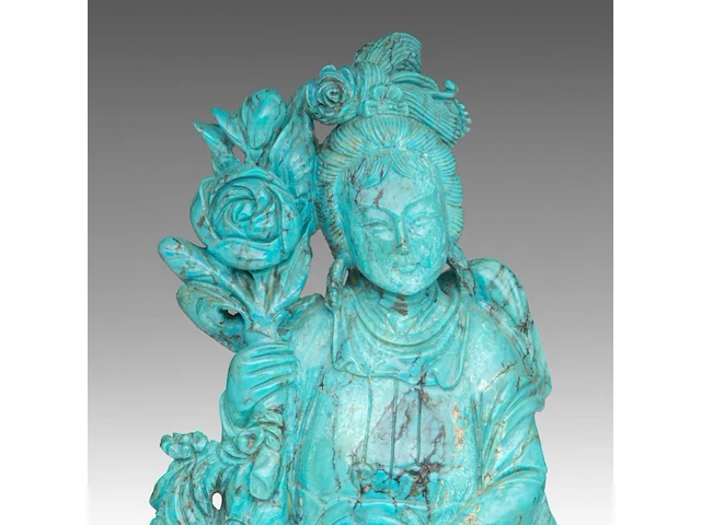 A chinese turquoise carving of a female immortal, fixed on a wooden base, total h 31,5 cm - total weight about 1270g - afbeelding 8 van  8