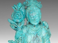 A chinese turquoise carving of a female immortal, fixed on a wooden base, total h 31,5 cm - total weight about 1270g - afbeelding 8 van  8