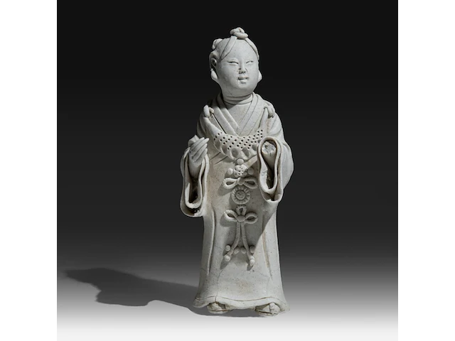 A chinese unglazed figure of a scholar, qingbai type, presumably song dynasty, h 17,2 cm - afbeelding 1 van  10