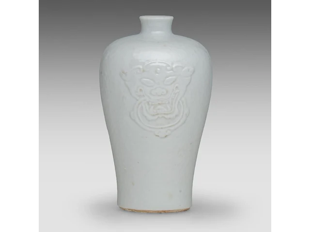 A chinese white-glazed meiping vase, moulded with a lion mask in low relief, marked kangxi, h 15,7 cm - afbeelding 1 van  6