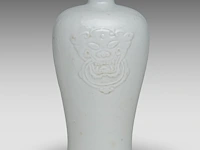 A chinese white-glazed meiping vase, moulded with a lion mask in low relief, marked kangxi, h 15,7 cm