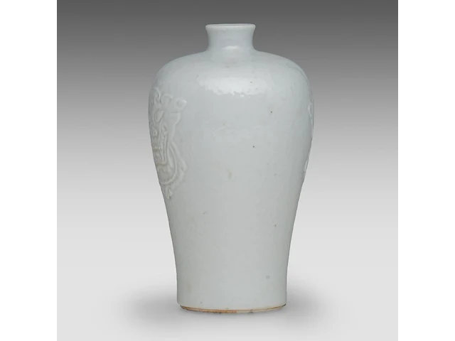 A chinese white-glazed meiping vase, moulded with a lion mask in low relief, marked kangxi, h 15,7 cm - afbeelding 2 van  6