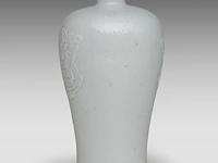A chinese white-glazed meiping vase, moulded with a lion mask in low relief, marked kangxi, h 15,7 cm - afbeelding 2 van  6