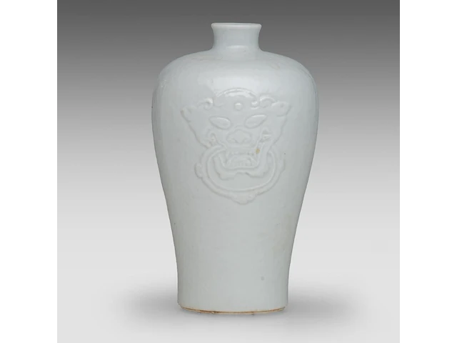 A chinese white-glazed meiping vase, moulded with a lion mask in low relief, marked kangxi, h 15,7 cm - afbeelding 3 van  6