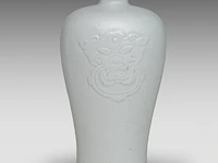 A chinese white-glazed meiping vase, moulded with a lion mask in low relief, marked kangxi, h 15,7 cm - afbeelding 3 van  6
