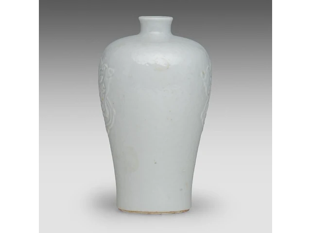 A chinese white-glazed meiping vase, moulded with a lion mask in low relief, marked kangxi, h 15,7 cm - afbeelding 4 van  6